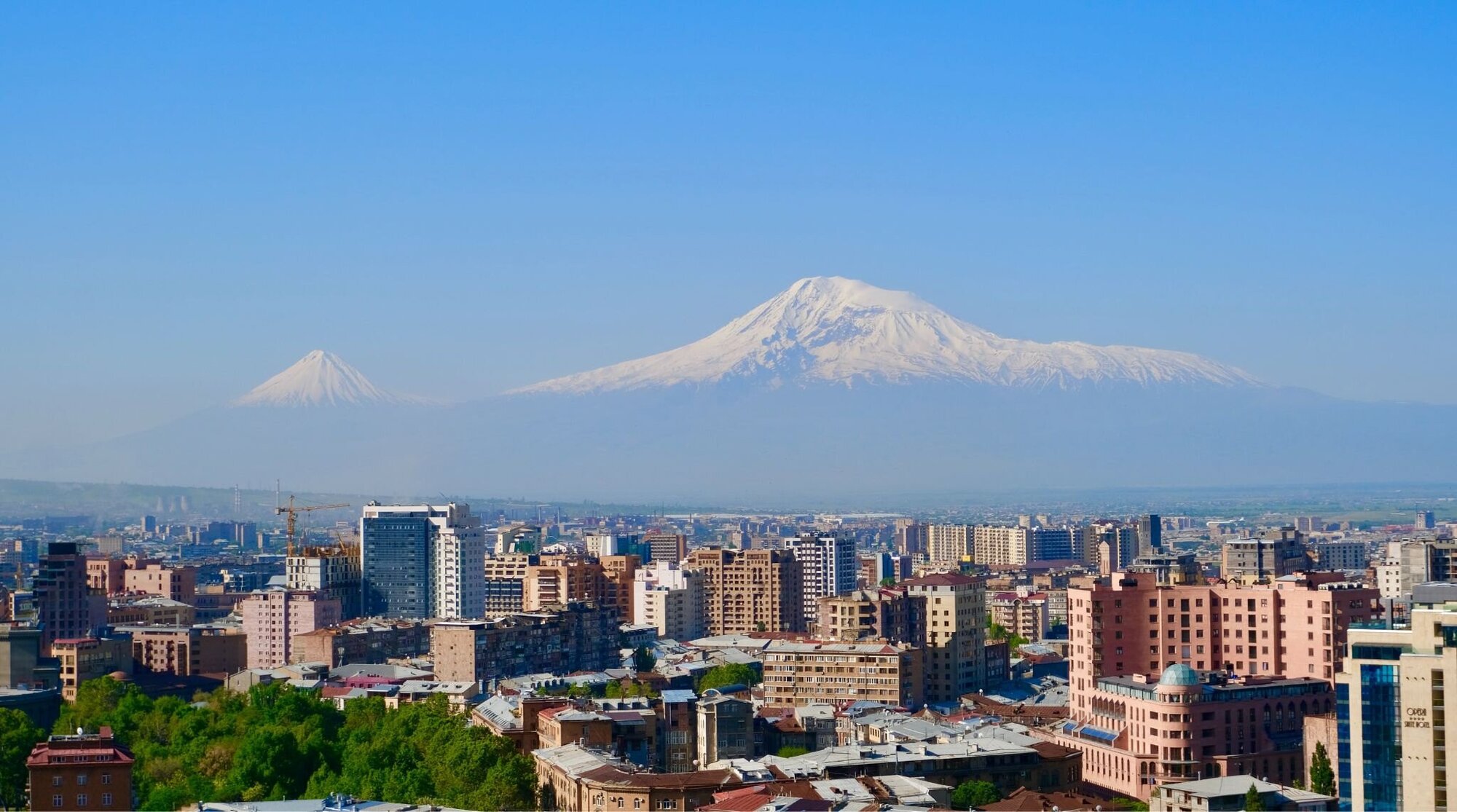 أرمينيا مطلة على الجبل والمدينة