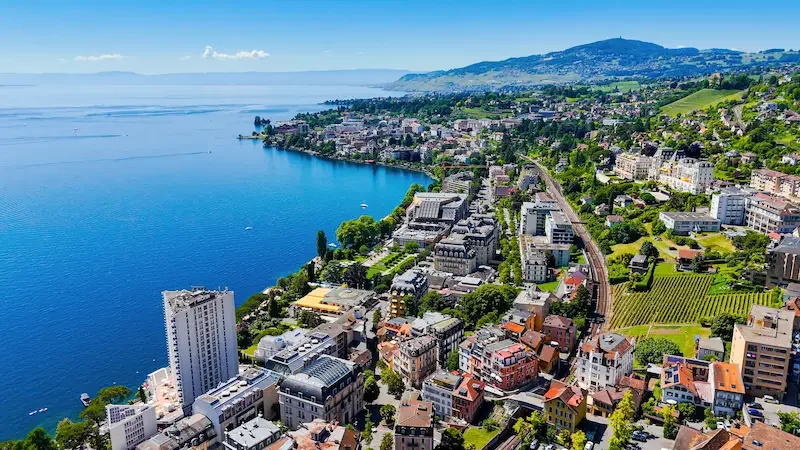 Vue aérienne de Montreux au bord du lac Léman avec hôtels, vignobles et montagnes en arrière-plan