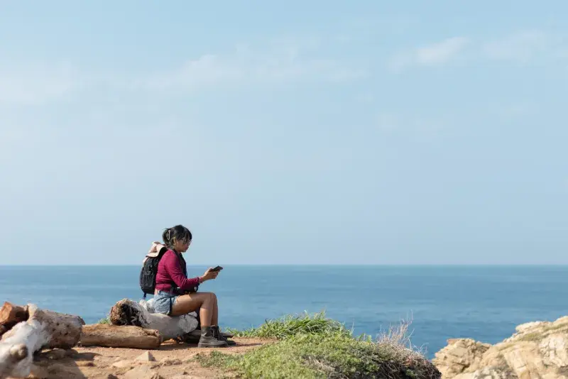 Viajera sentada frente al mar en Mazunte, cerca de Puerto Escondido en Oaxaca