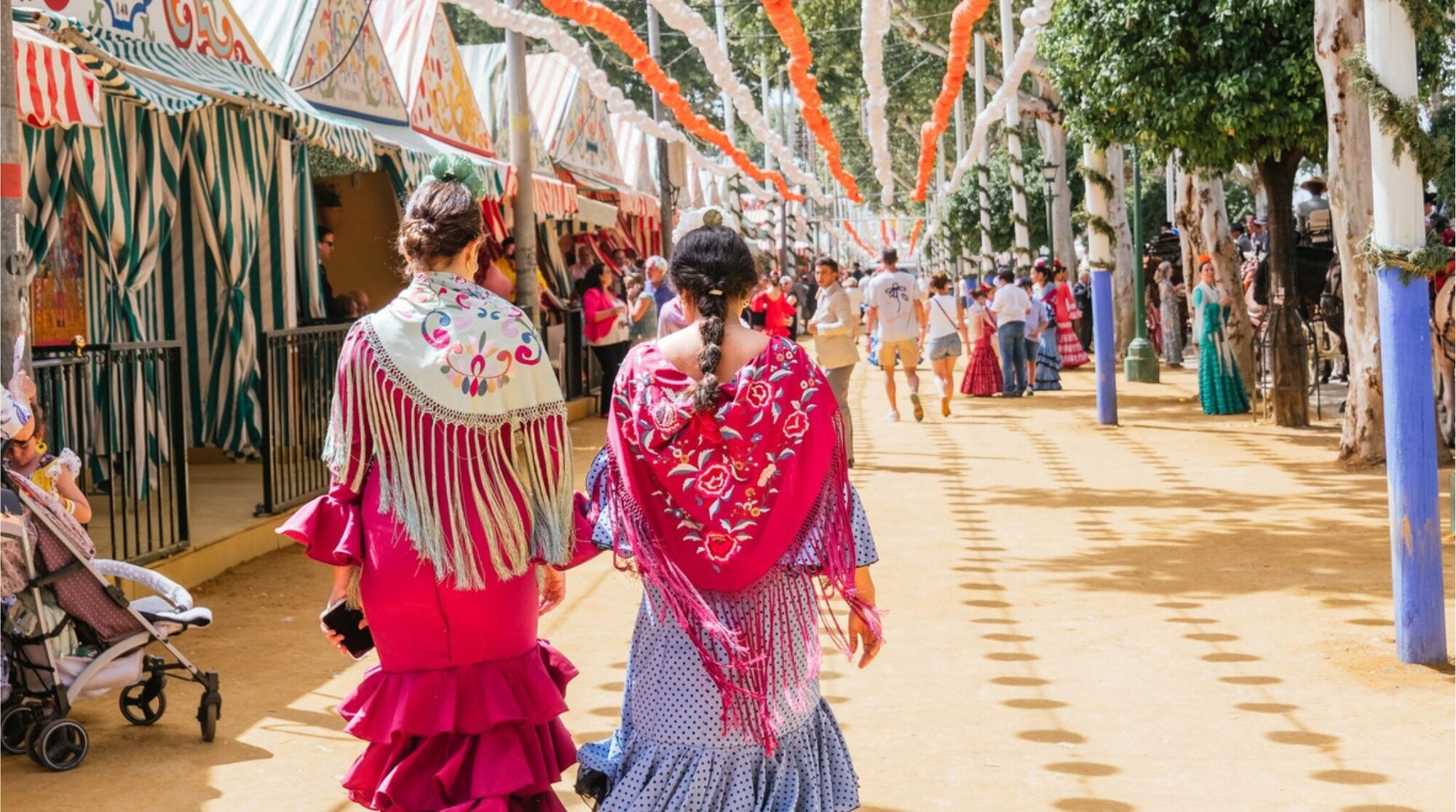 Vibrante Feira de Sevilha. Mulheres em vestidos flamencos tradicionais.