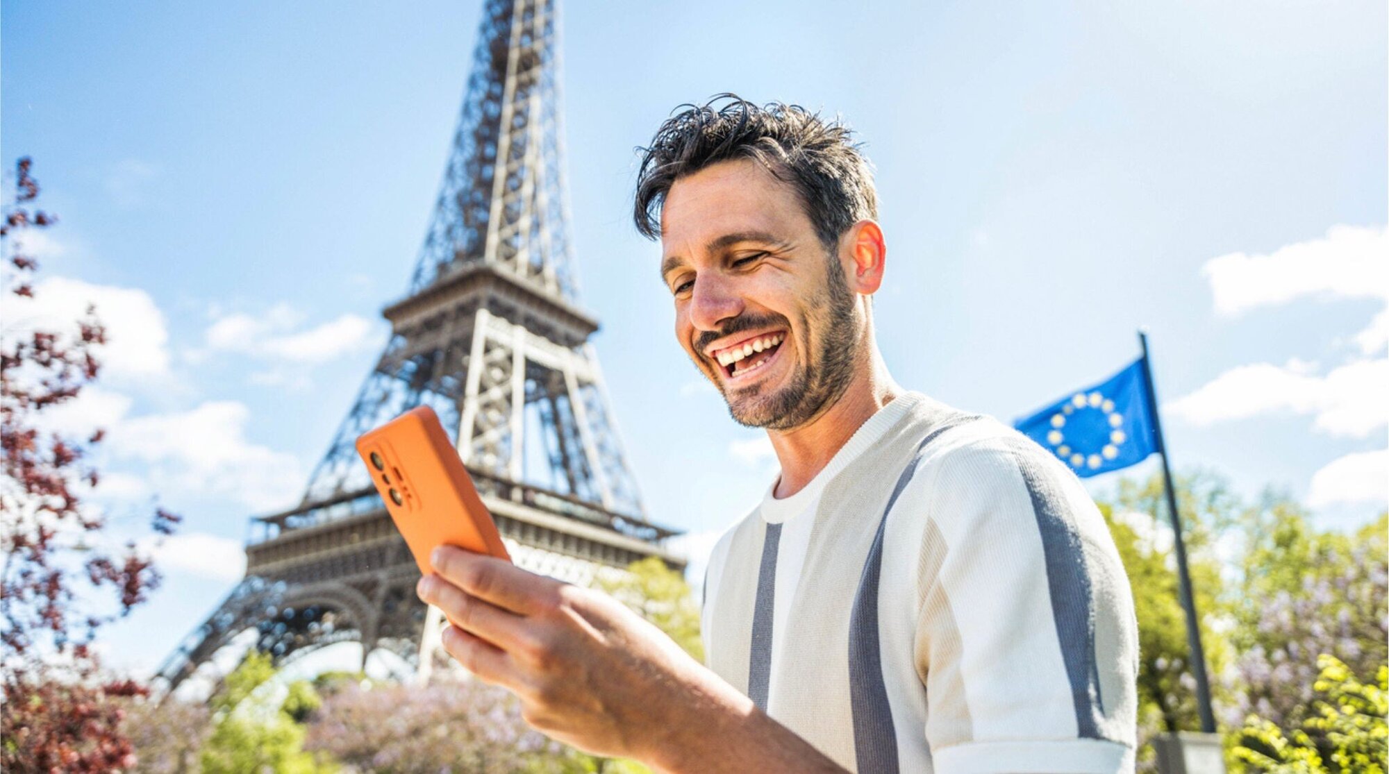hombre com telefono liberado en paris
