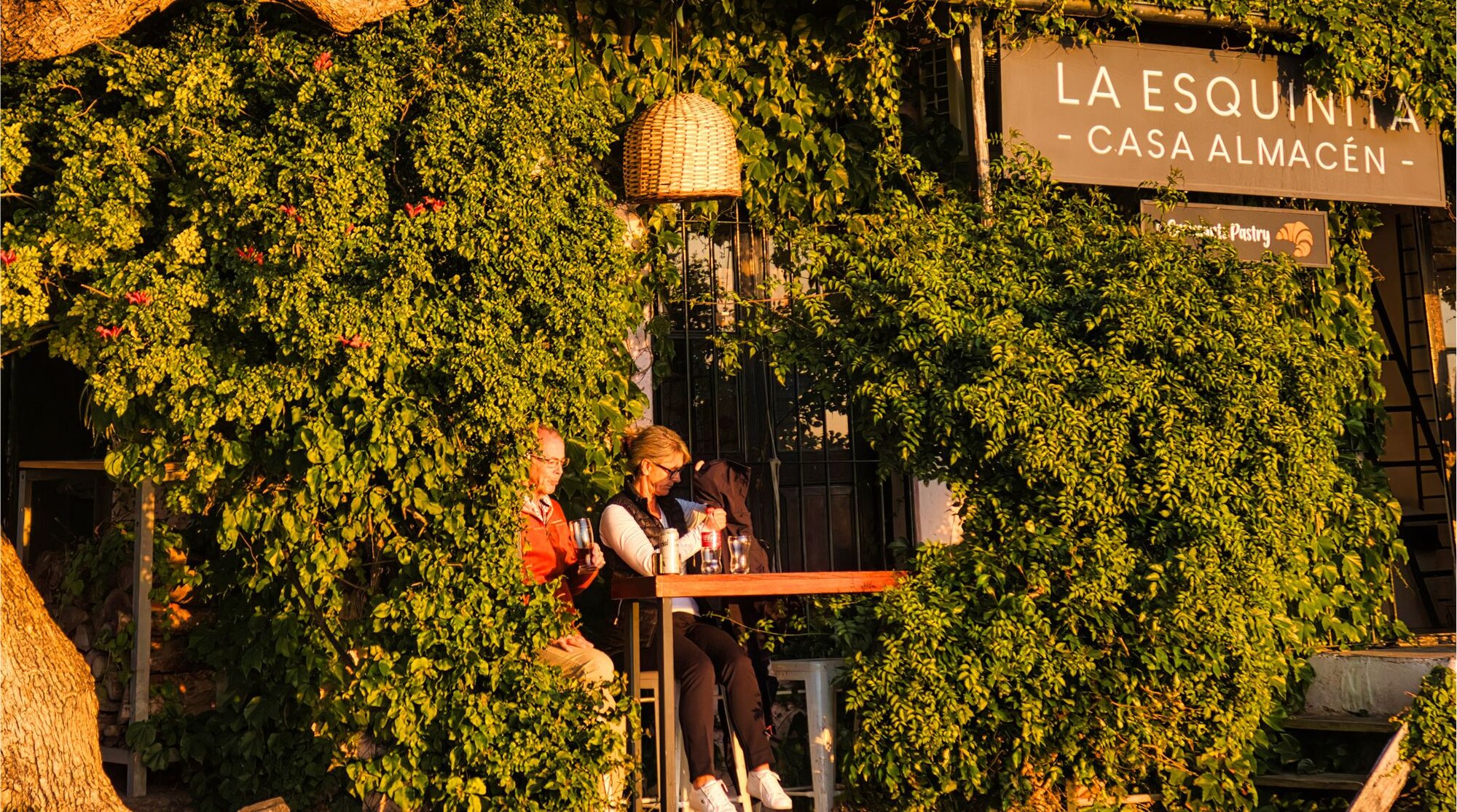 casal de turistas em restaurante de colonia del sacramento