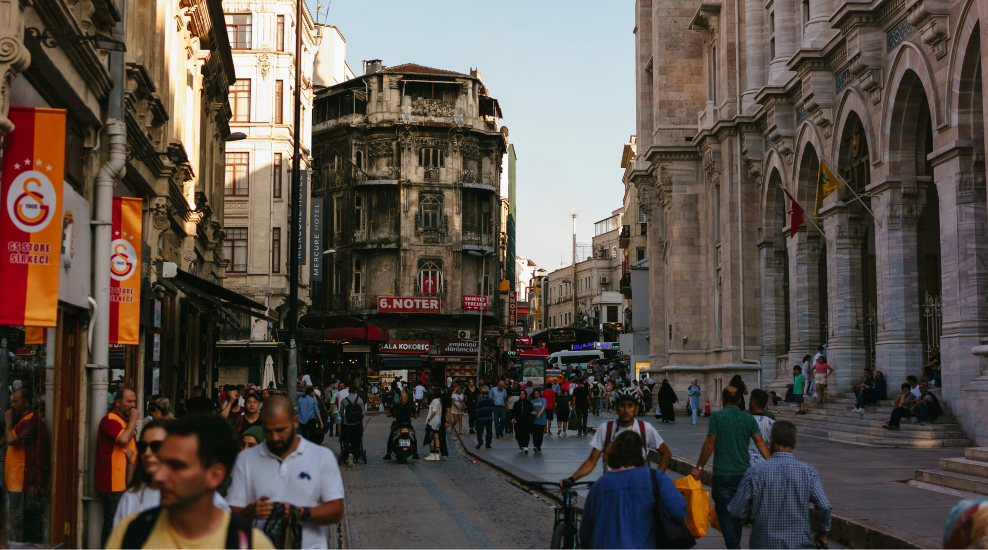 Stadt in Istanbul voller Menschen