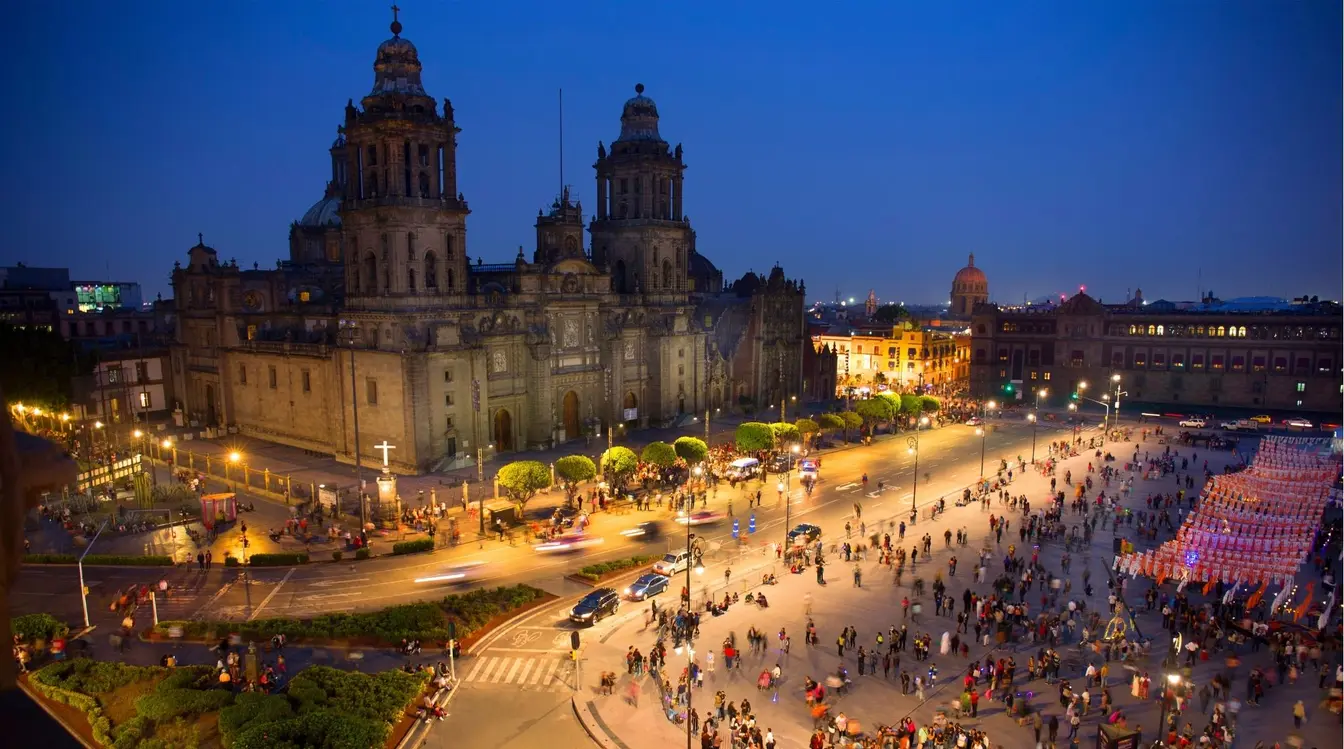 Vista da Plaza de la Constitución, El Zócalo, e da Catedral Municipal. Essas são as duas principais atividades a fazer na Cidade do México.