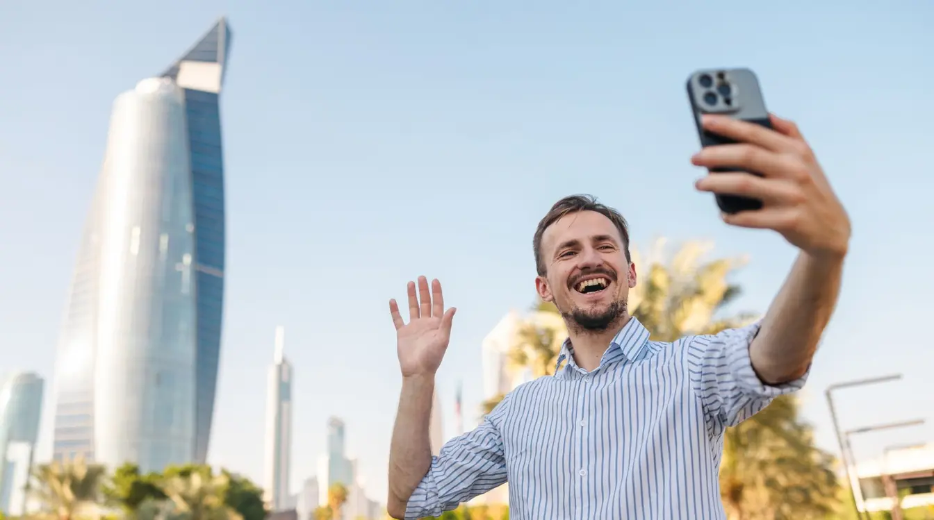 Jeune touriste prenant un selfie pendant un voyage au Koweït