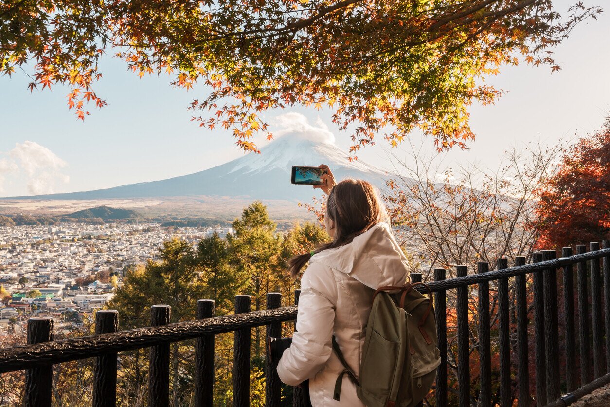 Frau mit Internet in Japan