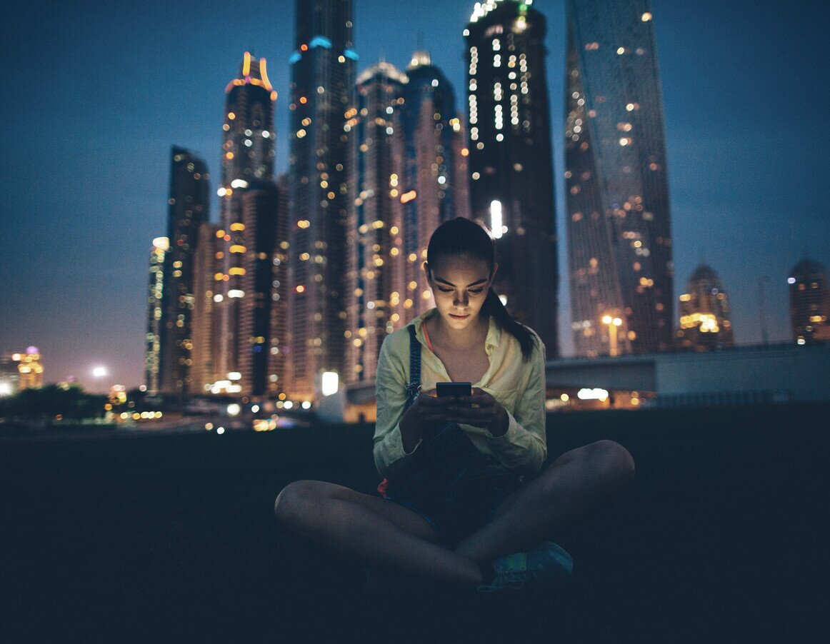 Frau mit der besten eSIM in Dubai