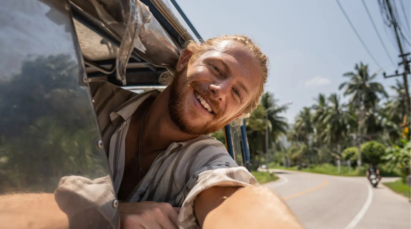 Voyageur prenant un selfie depuis un train lors d’un circuit en Asie.