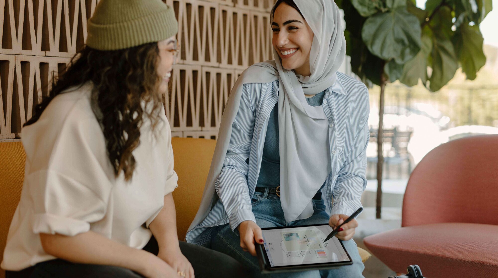 امرأة تستخدم لابتوب من أجل انترنت