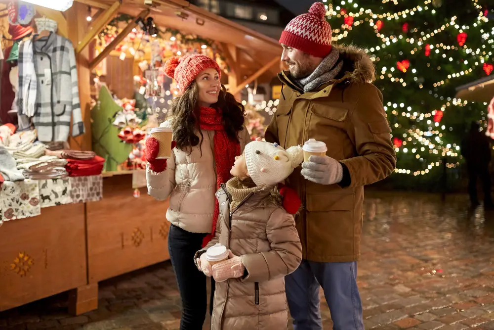 クリスマスマーケットめぐりを楽しむ夫妻と娘の3人家族
