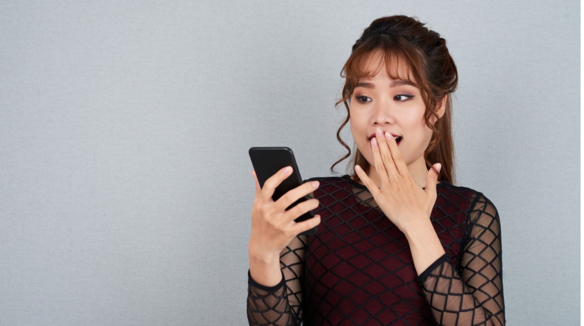 スマホを見て驚く人