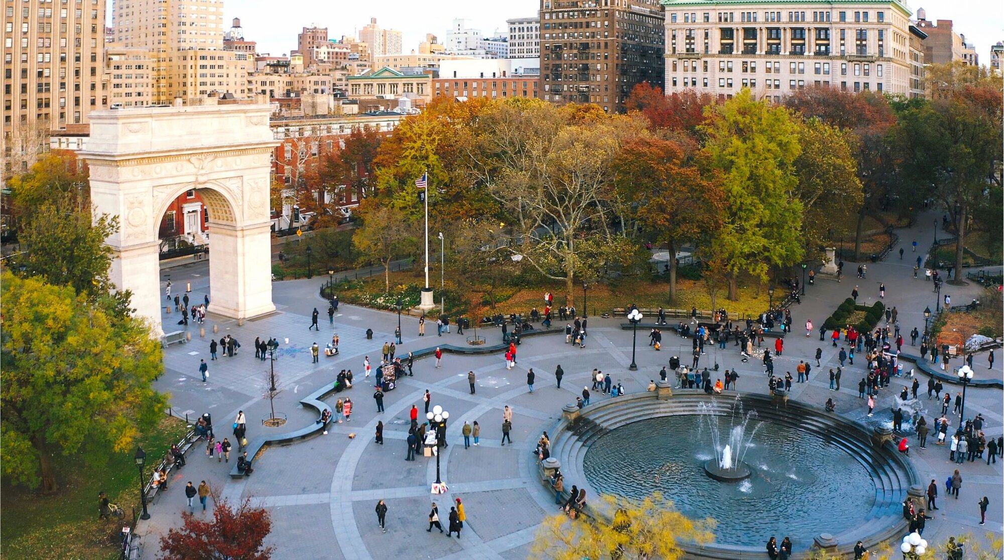 Parque Washington Square no outono, uma das melhores épocas para viajar para Nova York.