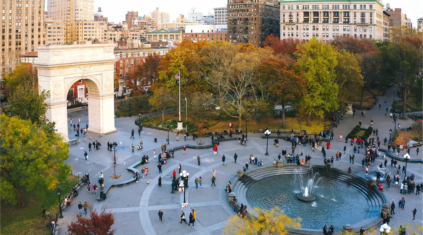 Parque Washington Square no outono, uma das melhores épocas para viajar para Nova York.
