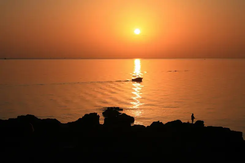 Barca al tramonto sul Mar Nero per le vacanze economiche agosto 2026