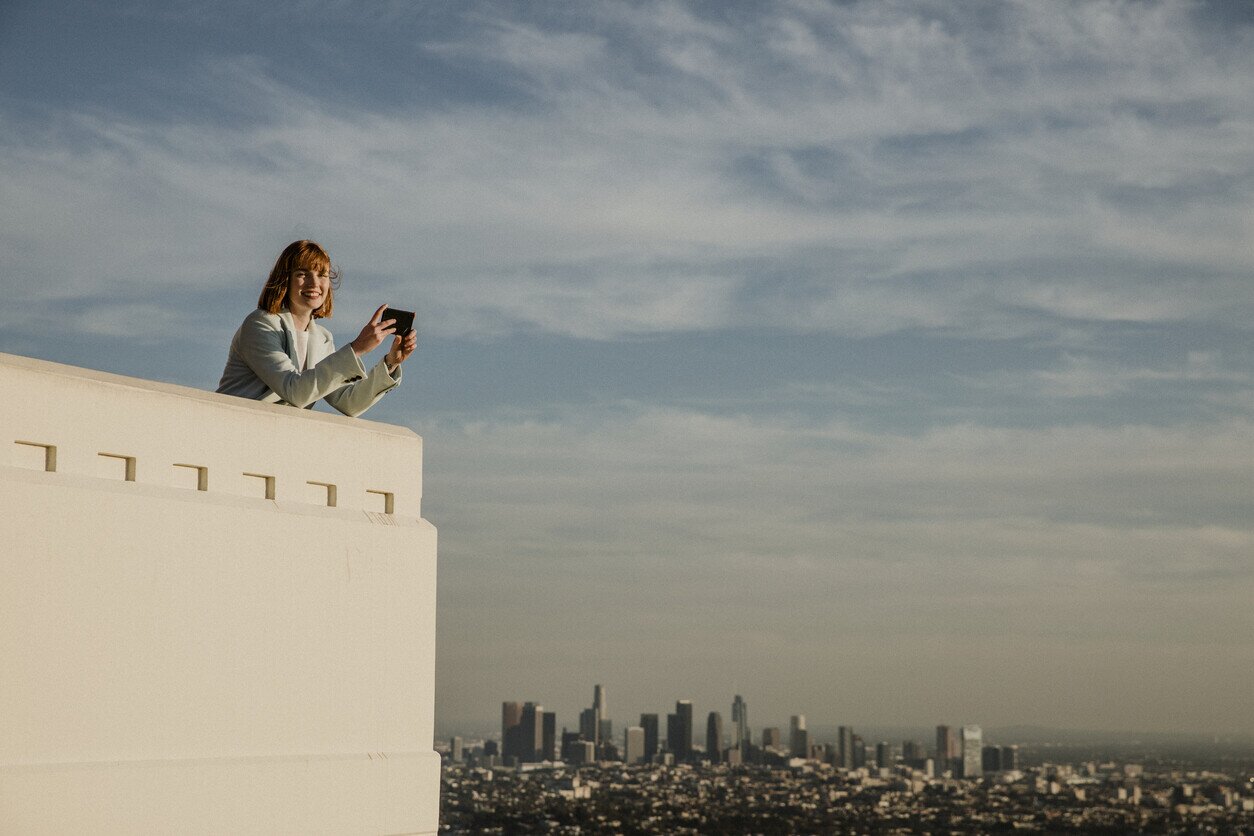 Frau in Los Angeles mit Internet