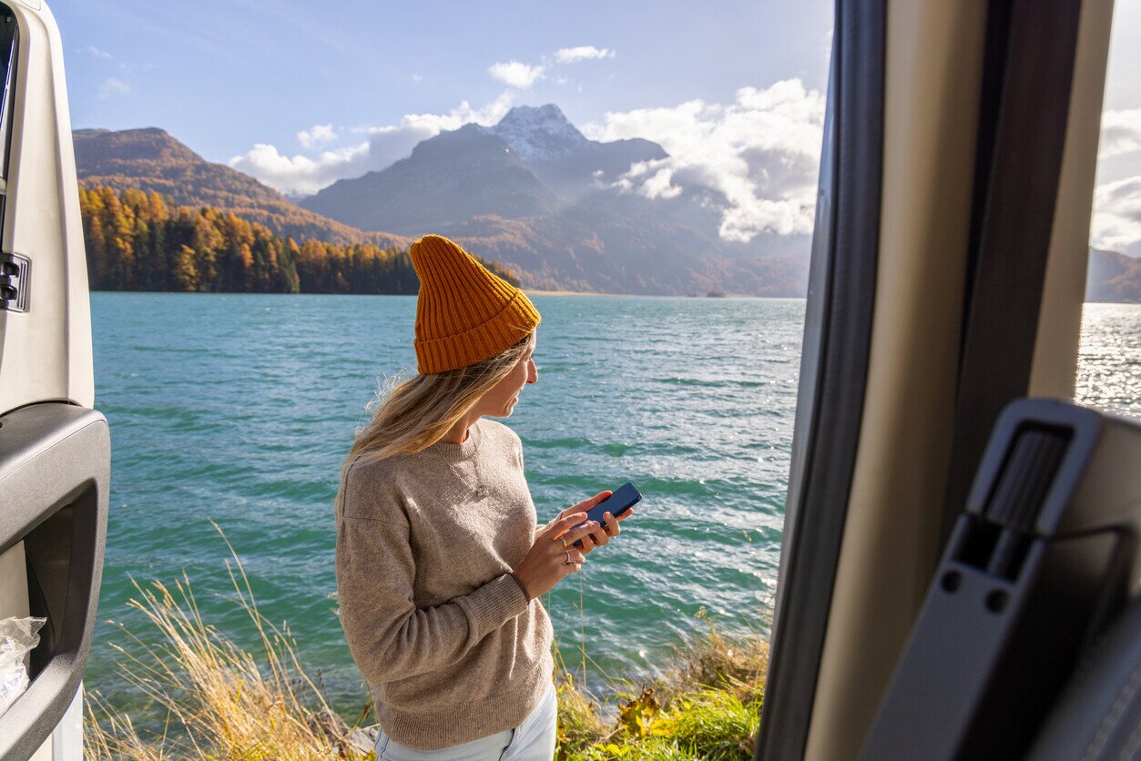 Frau mit der besten eSIM in der Schweiz