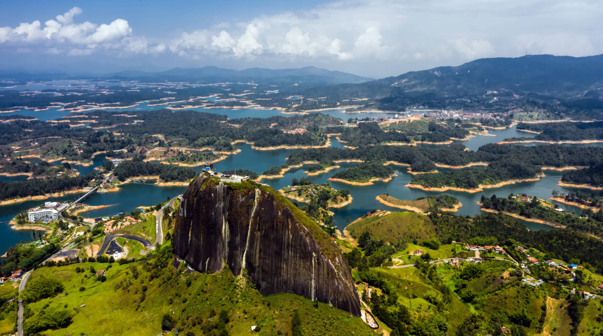 Vista aérea da paisagem da Rocha de Guatape, Piedra Del Penol, Colômbia.