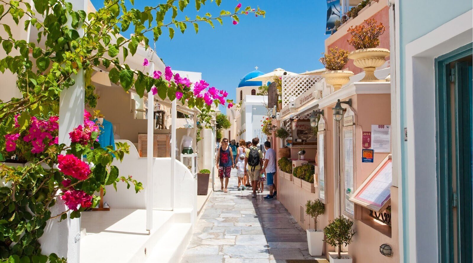 Rua comercial na cidade de Santorini e Oia, Grécia, durante a primavera na Europa.