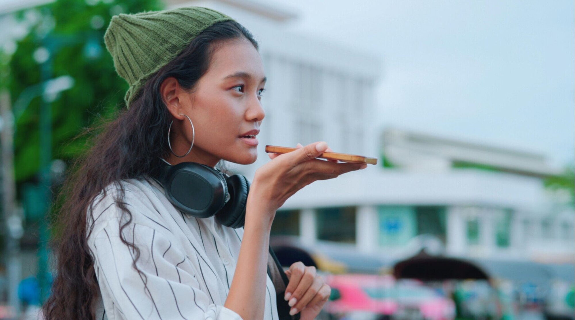 como saber se fui bloqueado no whatsapp - jovem tentando enviar audio pelo celular