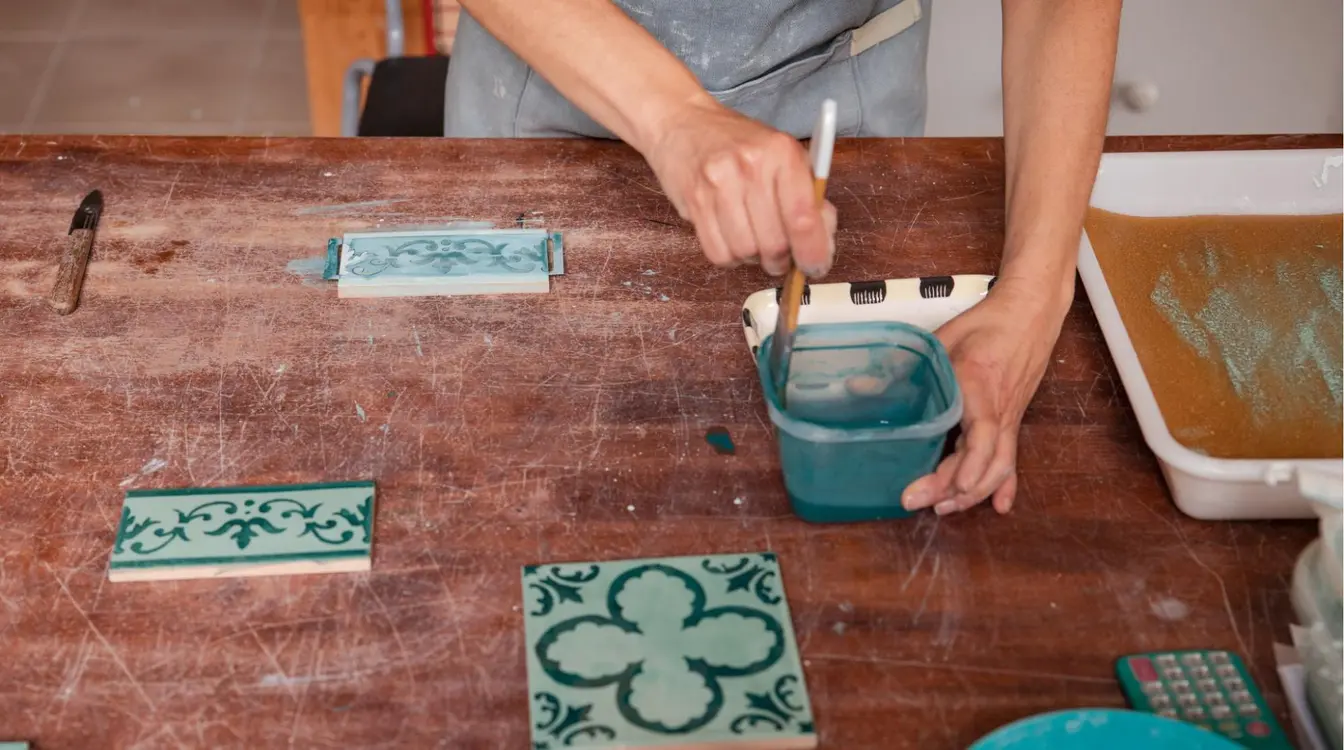 Azulejos portugueses pintados à mão com padrões tradicionais.