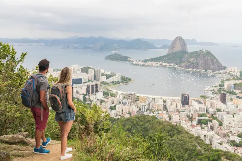 Viajeros observando la vista del Pan de Azúcar en Río de Janeiro.