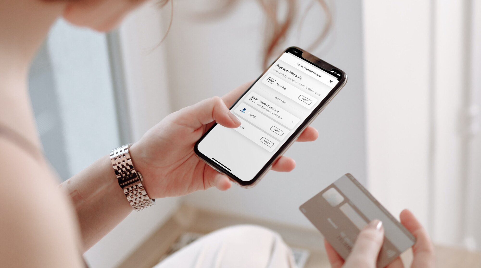 امرأة تدفع مقابل شريحة إلكترونية (eSIM) على تطبيق Airalo