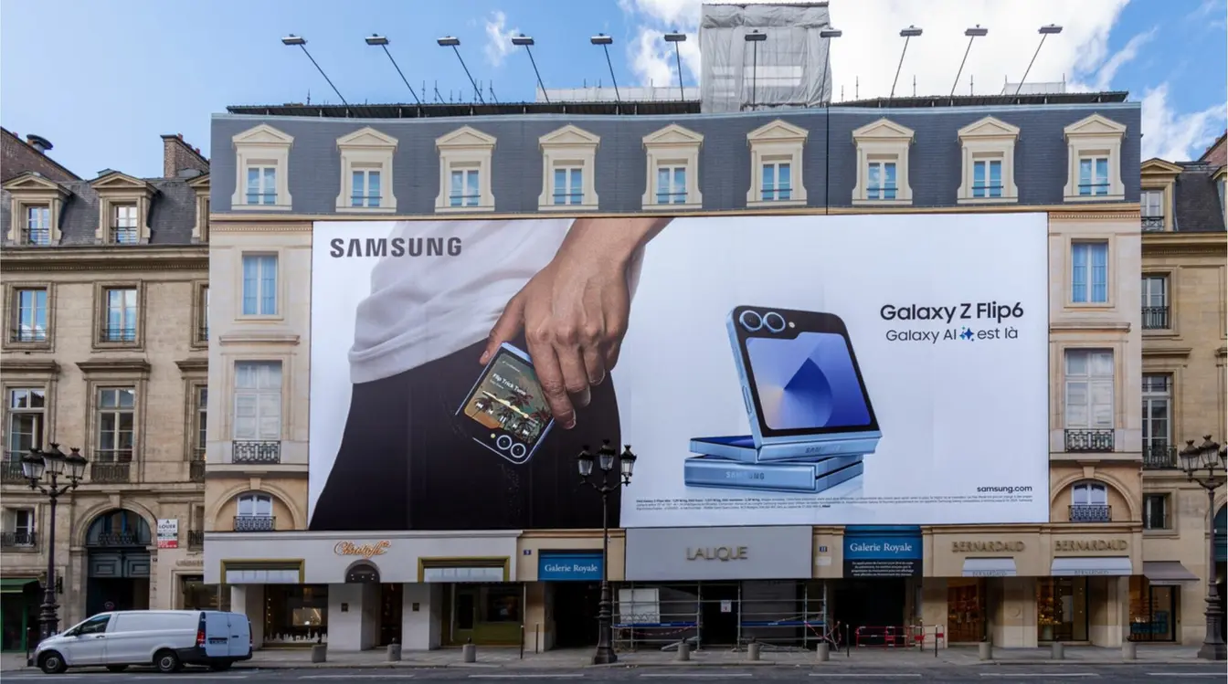 Outdoor da Samsung em Paris, anunciando o Galaxy Z Flip6.