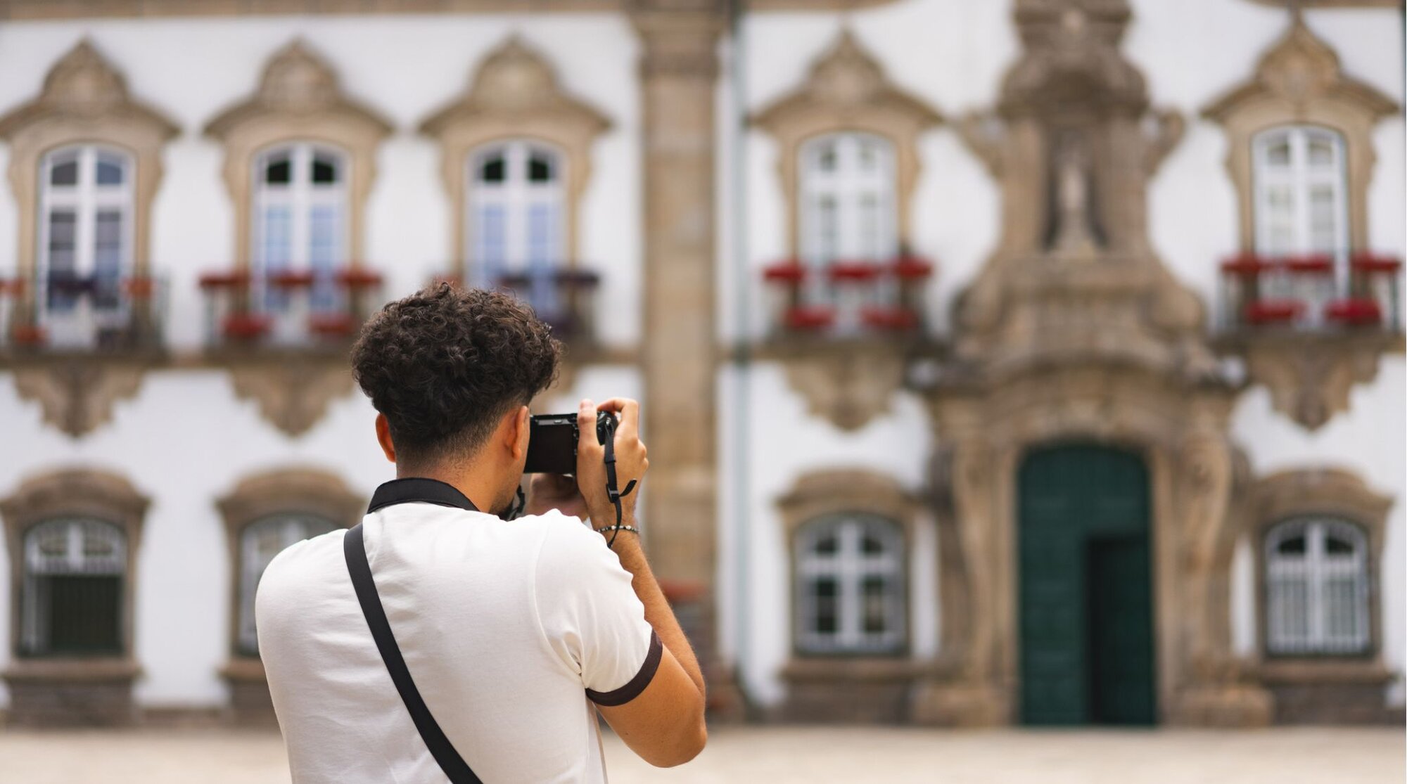 Turista fotografando a fachada barroca da Câmara Municipal de Braga, no centro histórico da cidade, norte de Portugal.