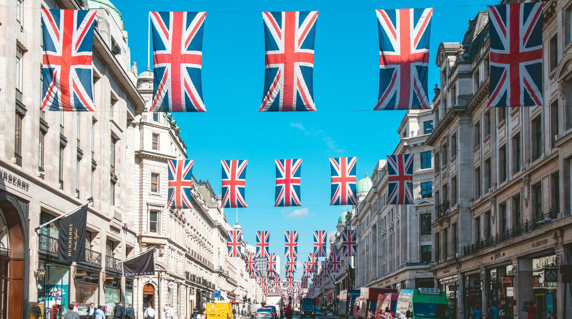 Imagen de la calle Regent Street decorada con banderas del Reino Unido para ilustrar qué ver en Londres.