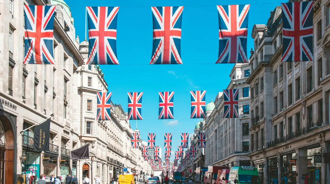 Imagen de la calle Regent Street decorada con banderas del Reino Unido para ilustrar qué ver en Londres.
