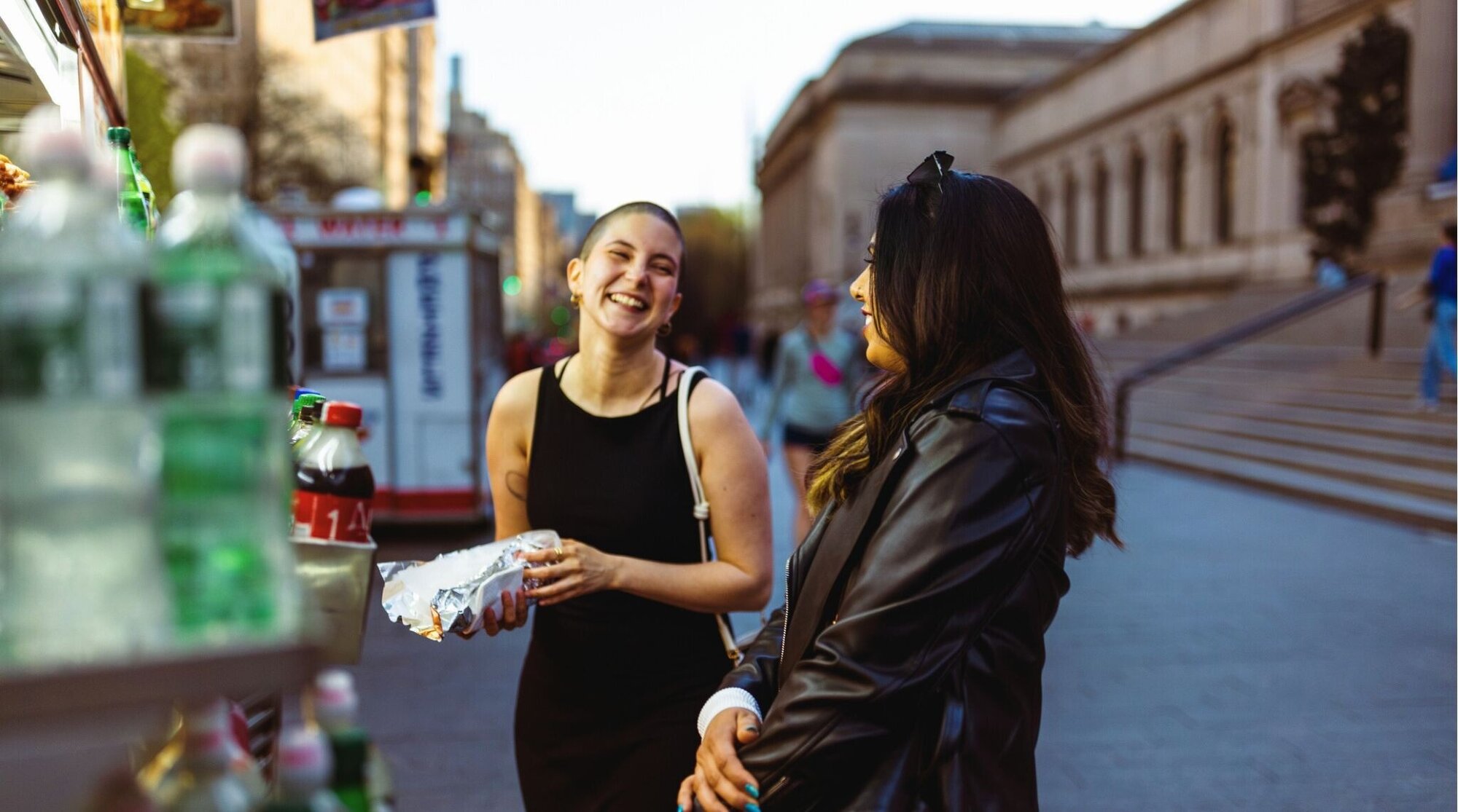 Duas amigas comprando comida e bebidas em um food truck. Manhattan, NYC