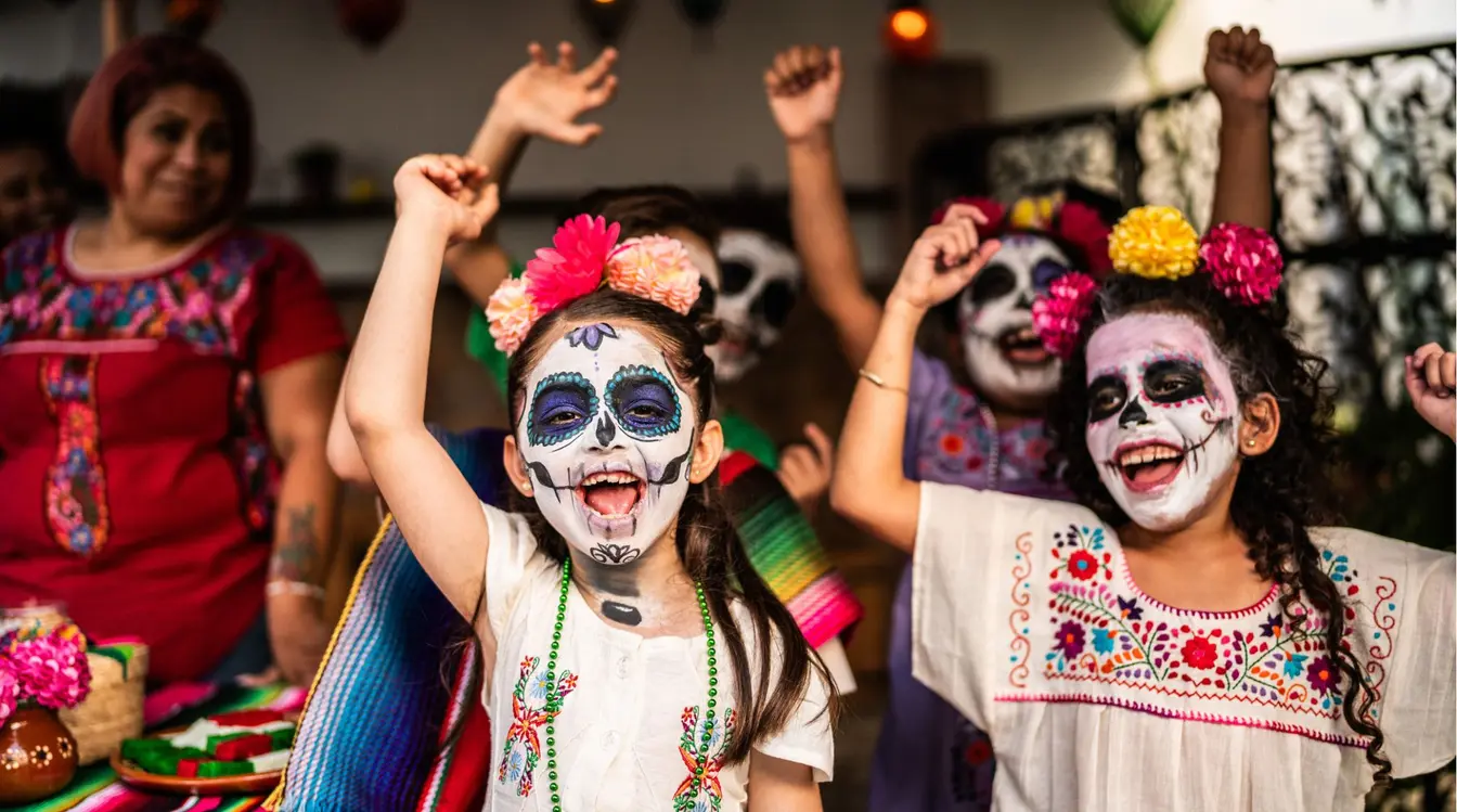Enfants jouant en plein air pendant une célébration du Día de los Muertos au Mexique.