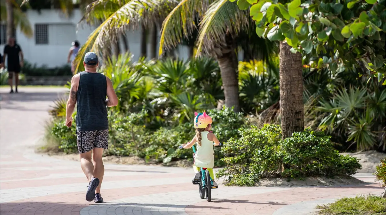 Pai e filha fotografados se exercitando no Miami Beach Atlantic Greenway.