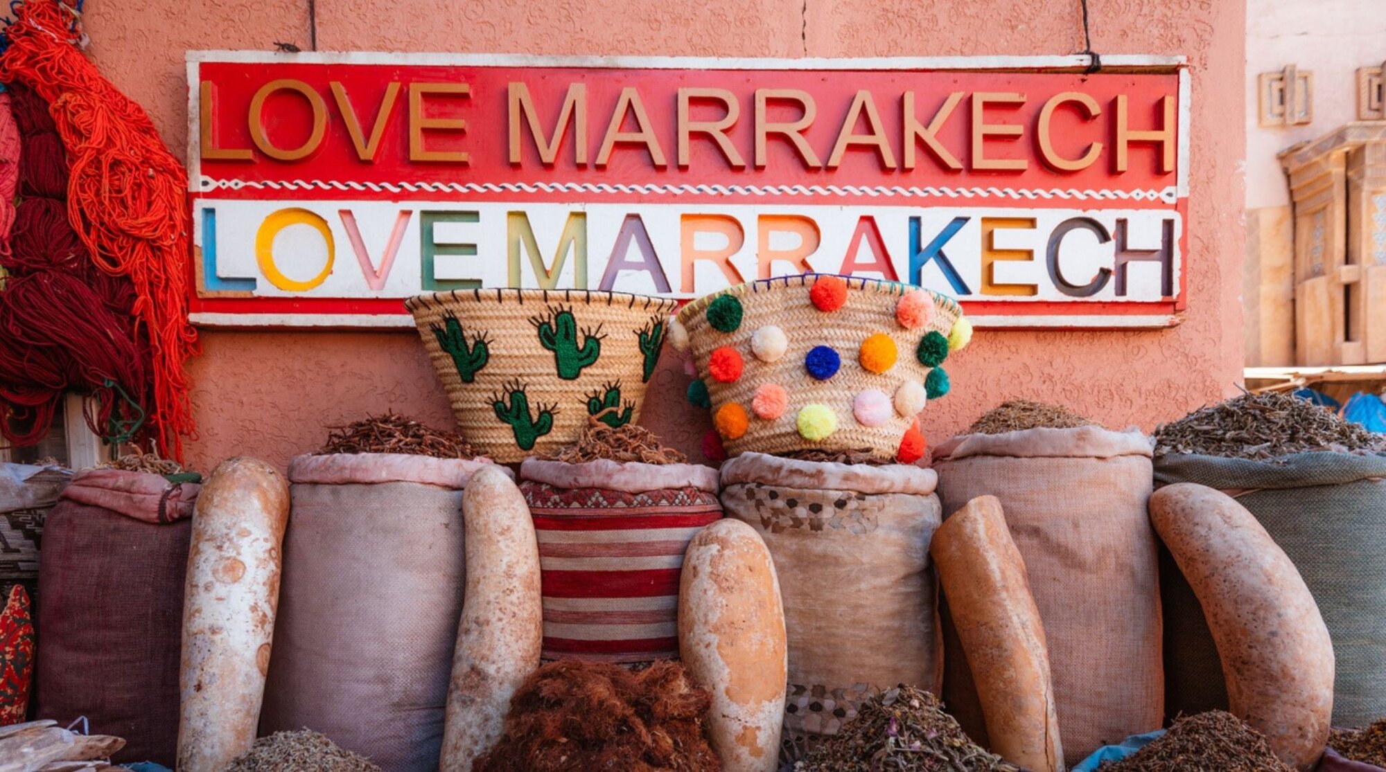 Mercato delle spezie di Marrakech con bancarelle colorate, meta ideale dove andare a San Valentino nel 2027 per una fuga al caldo.