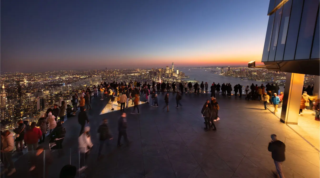 Turistas visitando o deck do mirante Edge