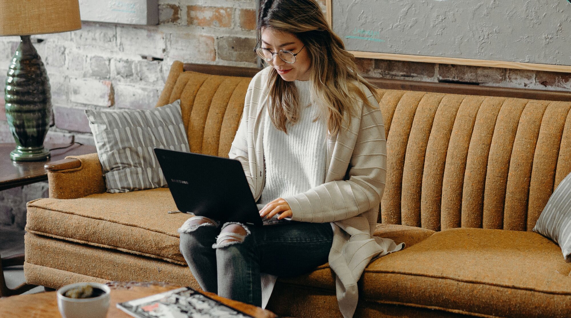 женщина работает на ноутбуке в кафе