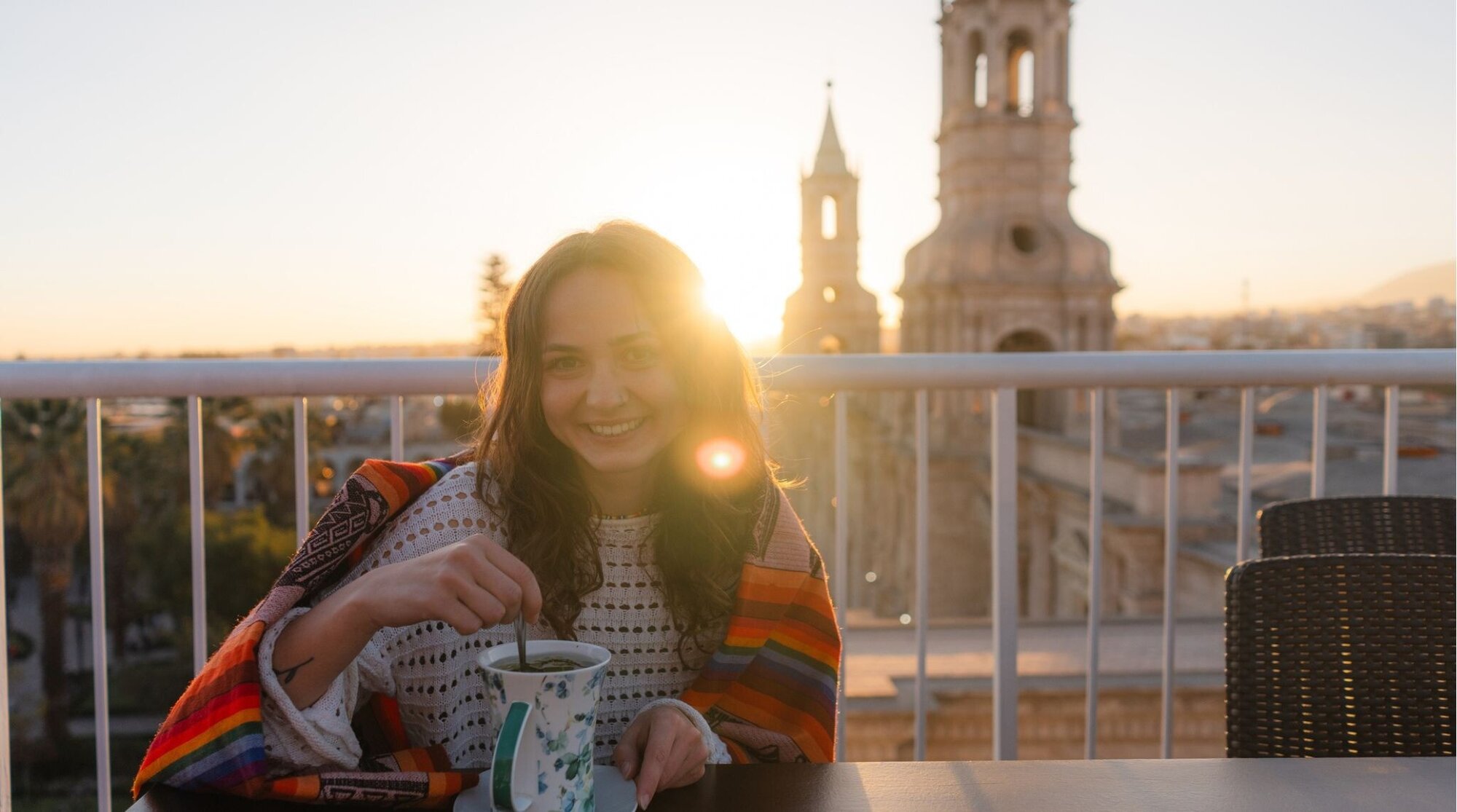 Jovem turista tomando chá em um terraço em Arequipa.