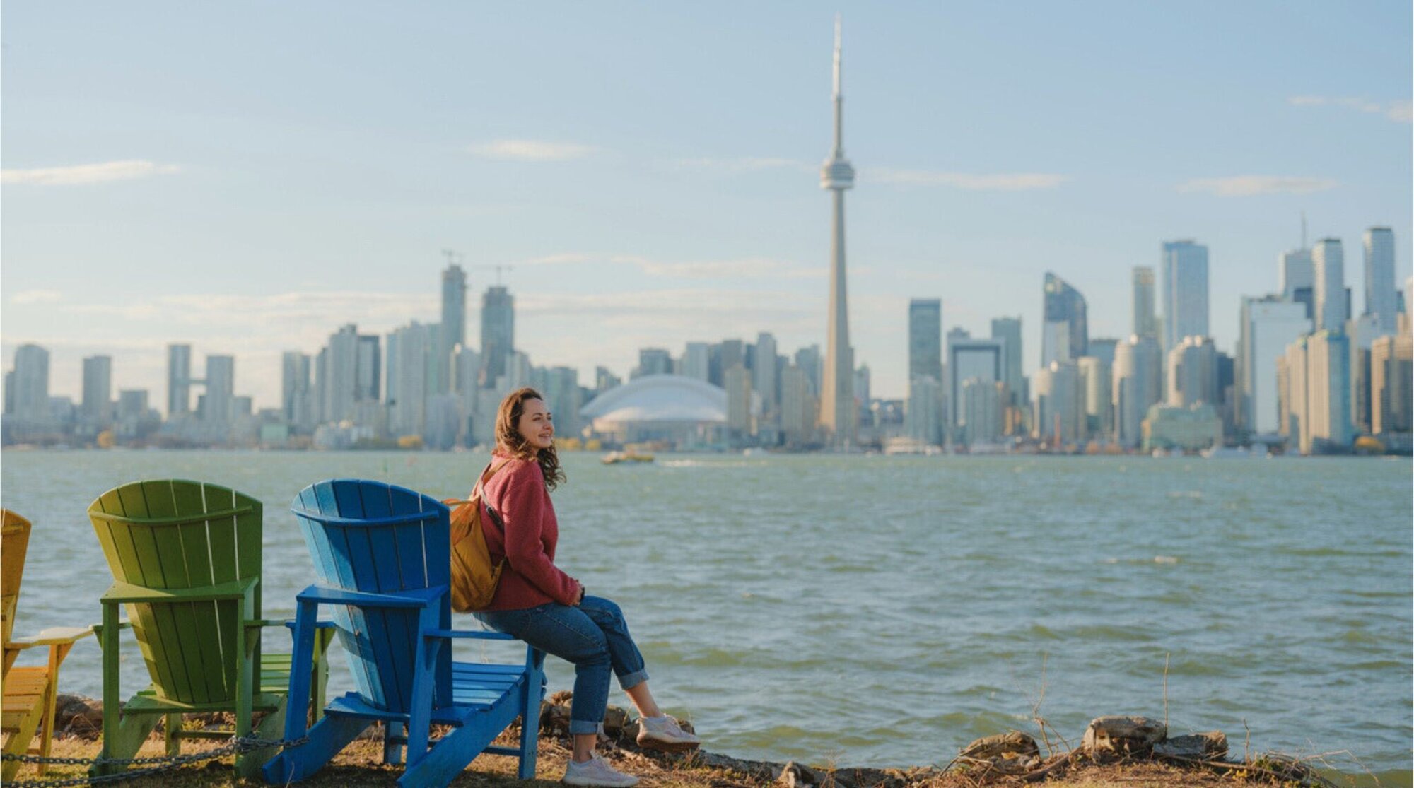 Paisagem urbana de Toronto com o skyline e o lago ao fundo.