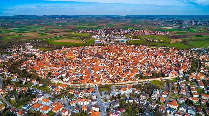 ドイツ・ネルトリンゲンの城壁都市の上空写真