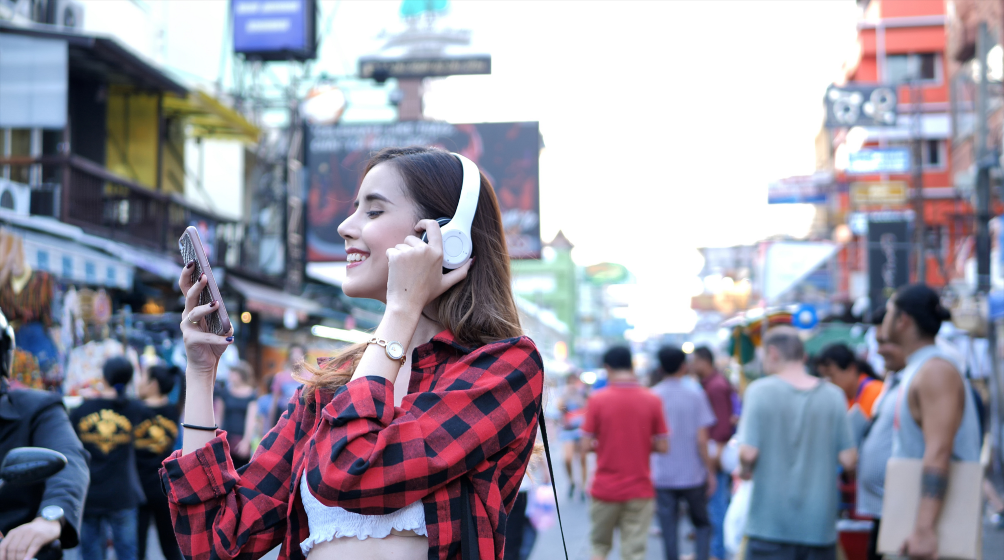 Frau mit Handy und eSIM in Thailand