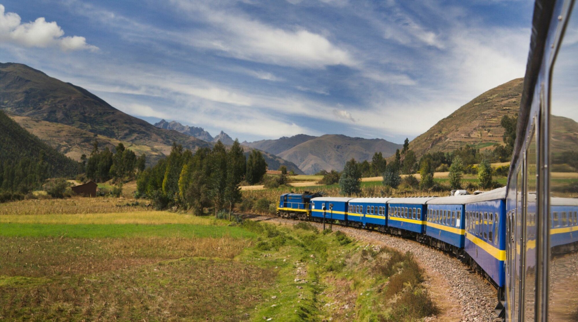 vue depuis le train de cuzco a machu pichu