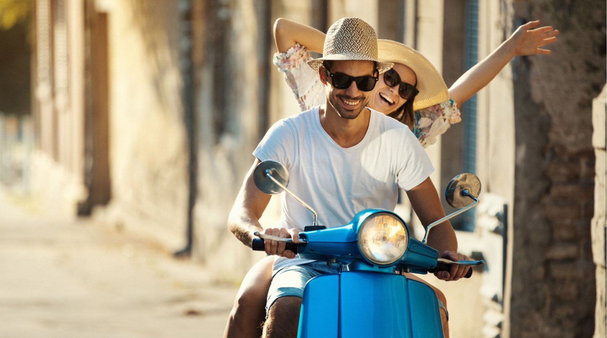 Couple circulant en scooter pendant un voyage en Europe