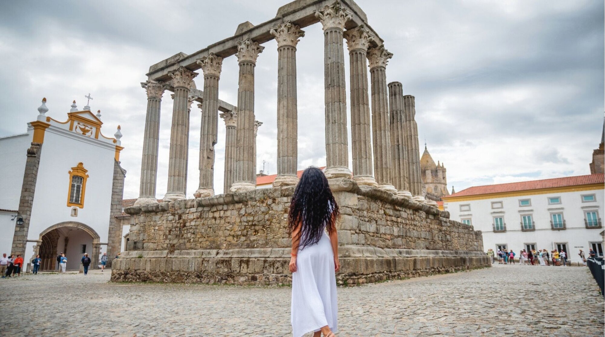 Mulher apreciando o Templo de Diana, em Évora.
