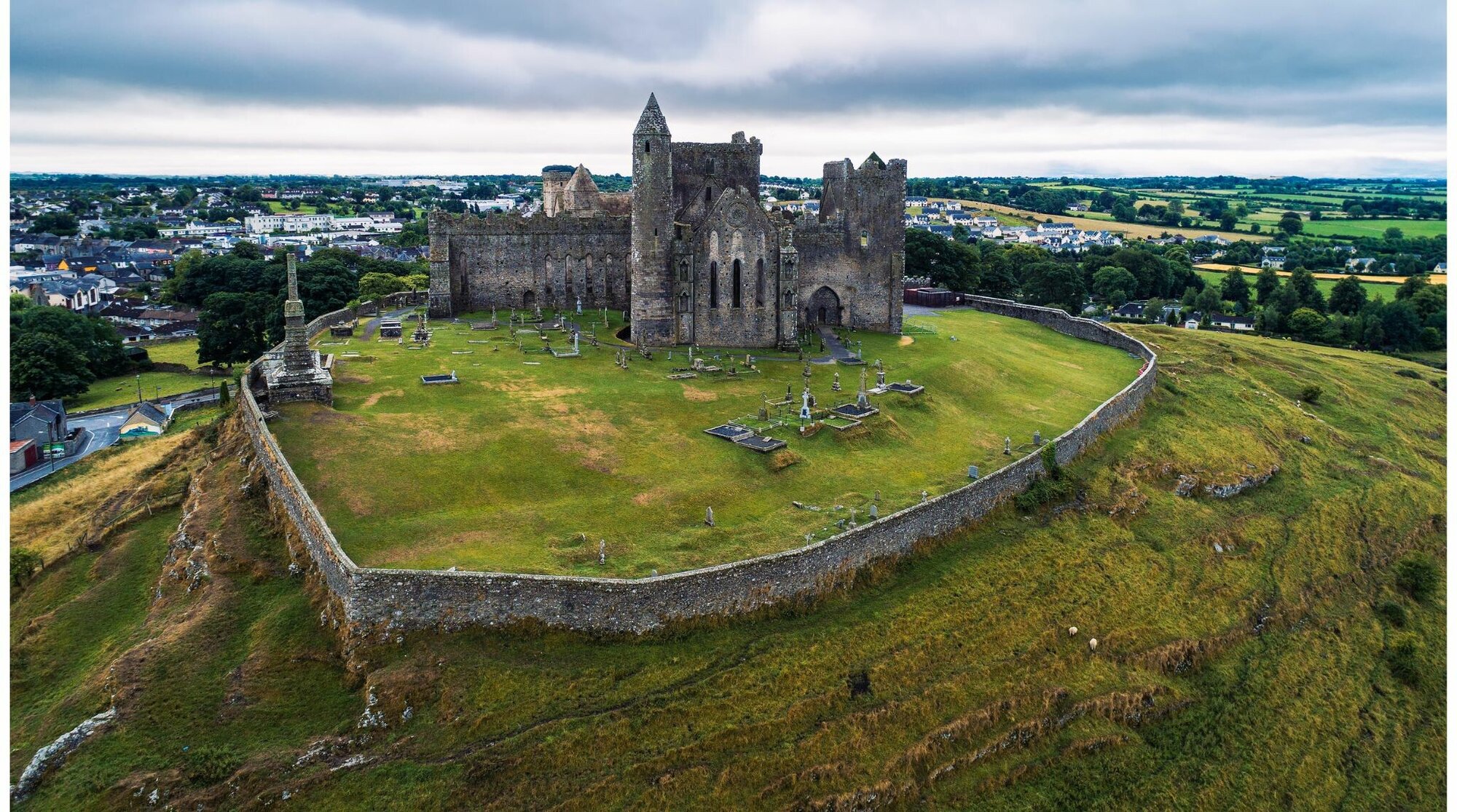 صخرة كاشيل في ايرلندا.