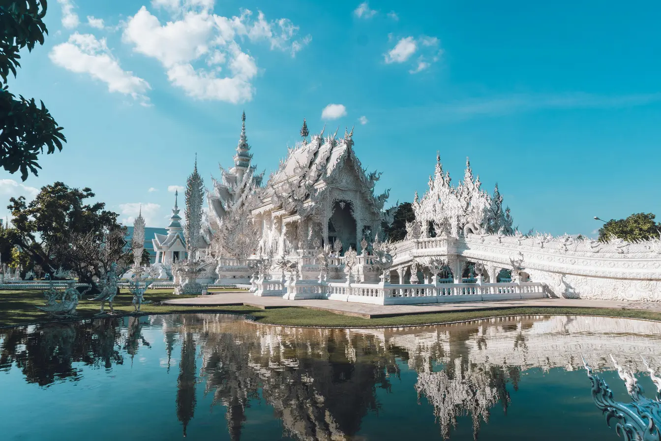 Templo Blanco de Chiang Rai, diseñado por el artista tailandés Chalermchai Kositpipat.