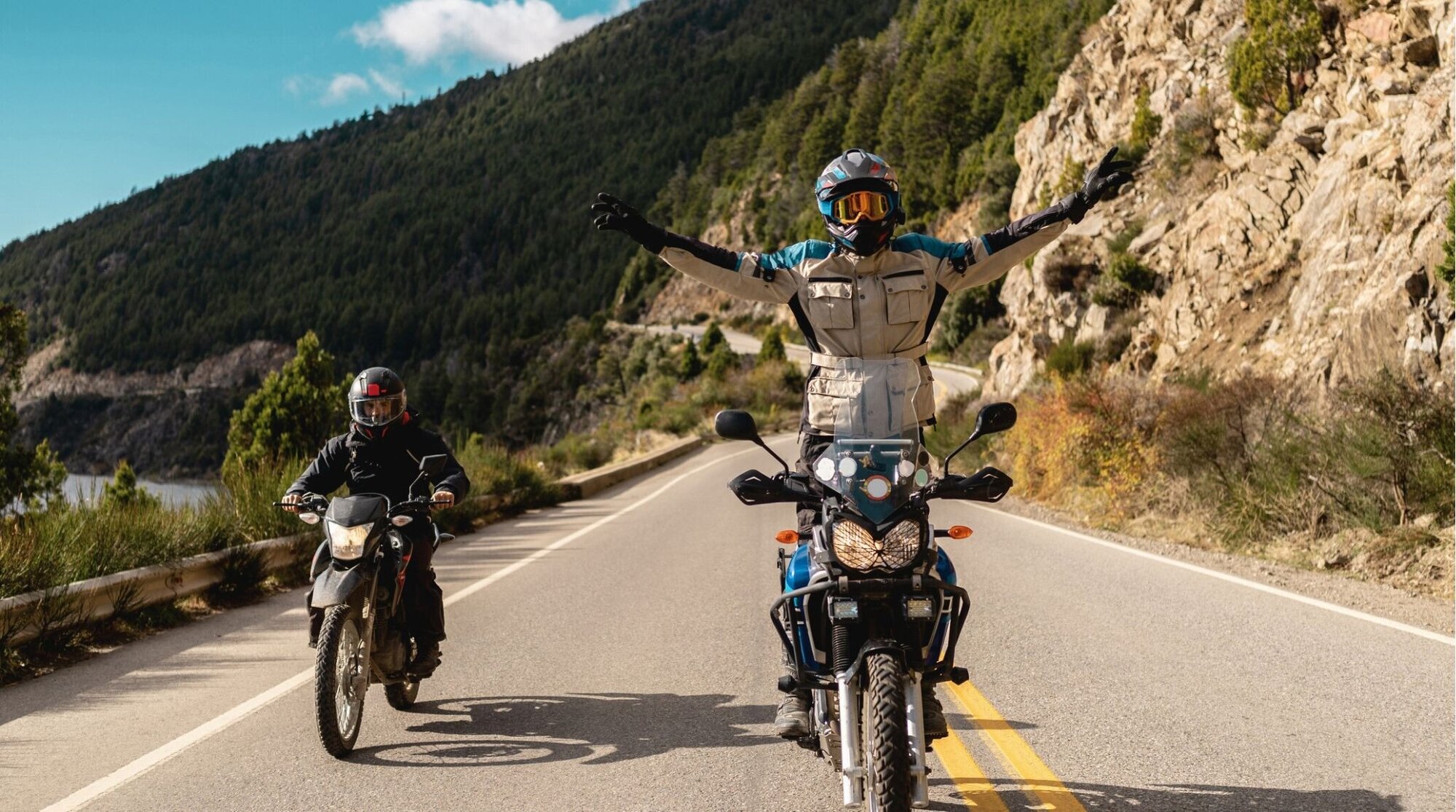 Dois amigos motoqueiros em viagem de moto na Patagônia argentina.