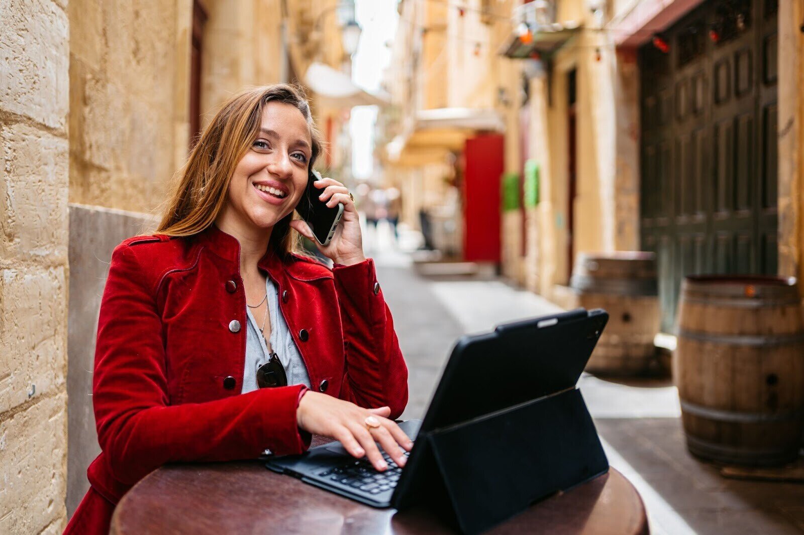 Eine Frau arbeitet in einer Gasse in Malta und telefoniert
