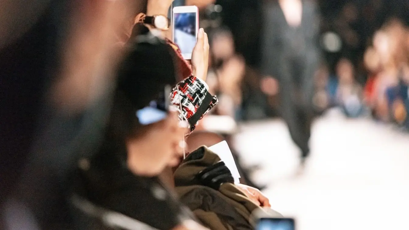 Eine Show während der Fashion Week in Paris, bei der die Leute Fotos machen