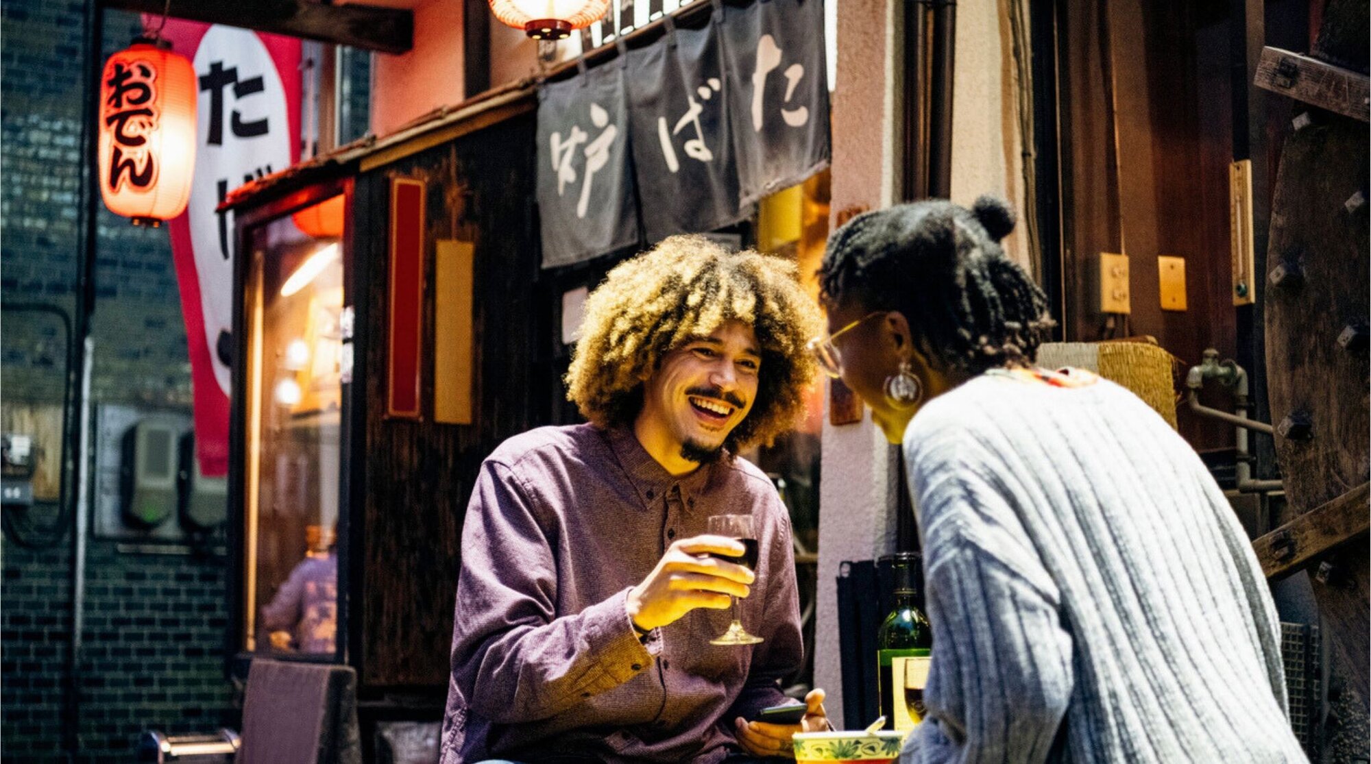 Amigos en restaurante en japon