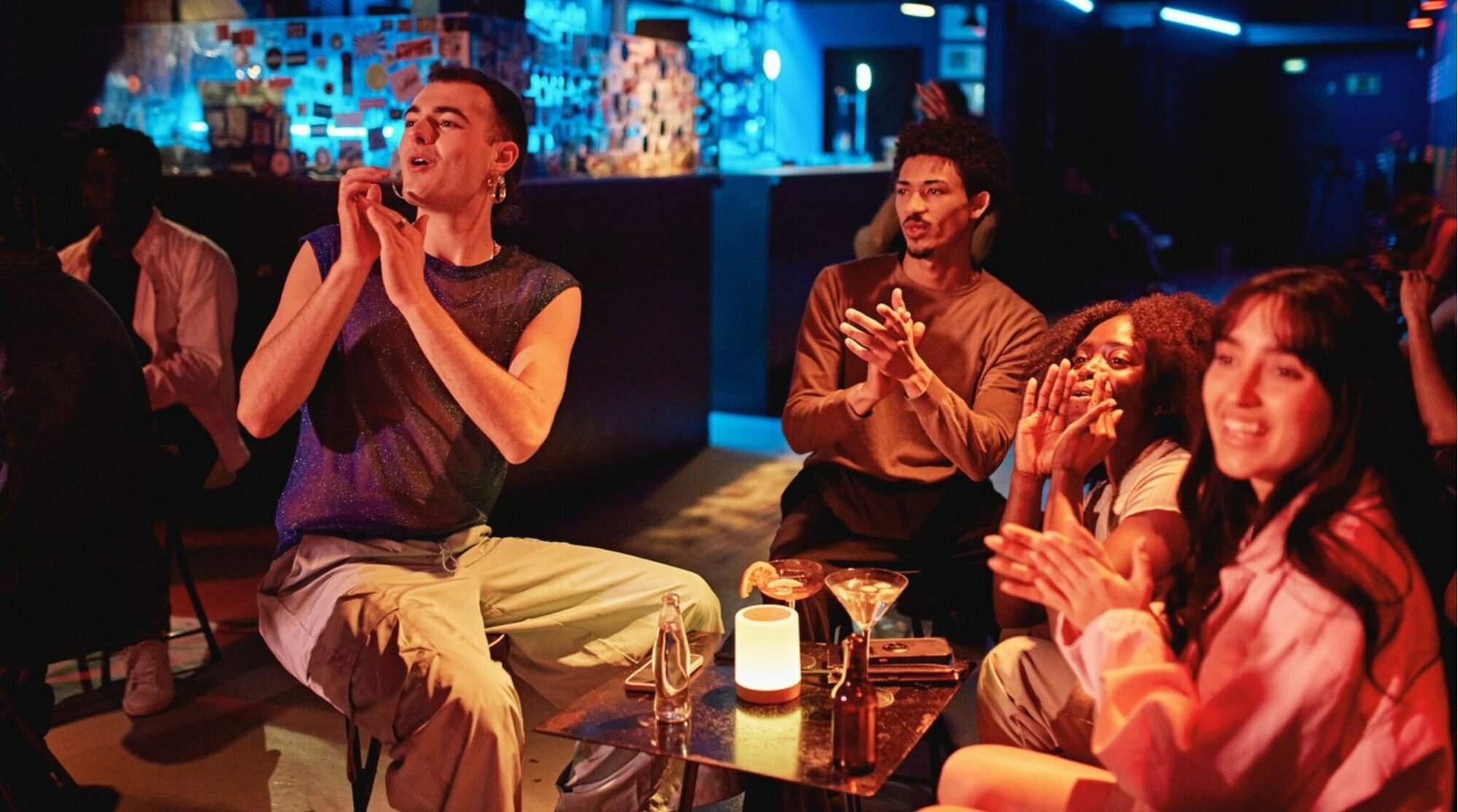 Grupo de jóvenes disfrutando de música en vivo en un club nocturno de Barcelona.